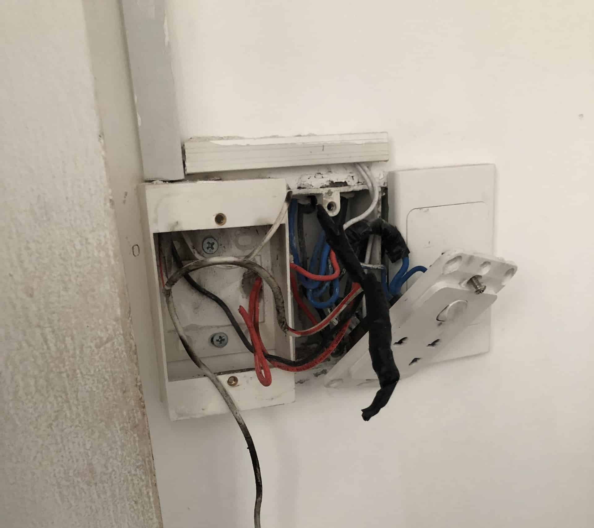 Dấu hiệu cảnh báo hệ thống điện đang gặp nguy hiểm